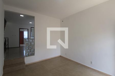 Sala de casa à venda com 3 quartos, 390m² em Heliópolis, Belo Horizonte