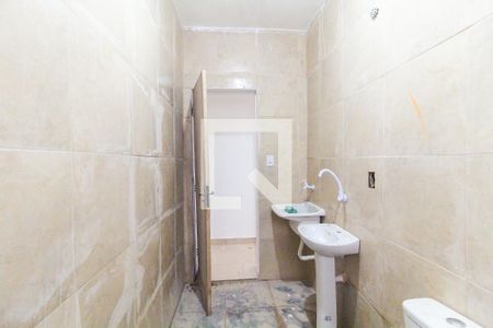 Banheiro e Área de Serviço de casa para alugar com 1 quarto, 15m² em Vila Carmosina, São Paulo