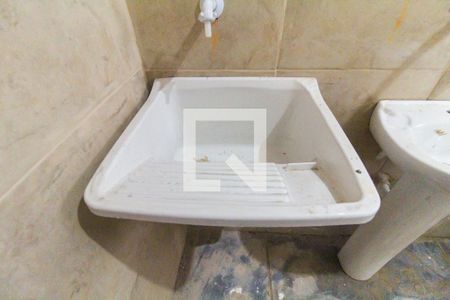 Banheiro e Área de Serviço de casa para alugar com 1 quarto, 15m² em Vila Carmosina, São Paulo