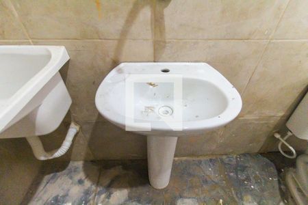 Banheiro e Área de Serviço de casa para alugar com 1 quarto, 15m² em Vila Carmosina, São Paulo