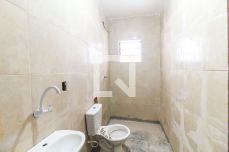 Banheiro e Área de Serviço de casa para alugar com 1 quarto, 15m² em Vila Carmosina, São Paulo