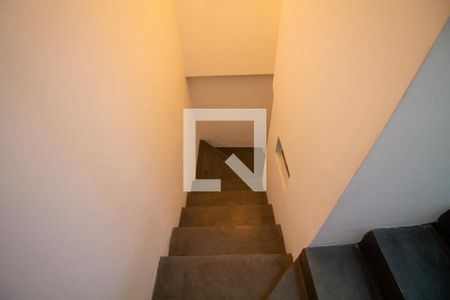Escada de casa para alugar com 2 quartos, 130m² em Itaim Bibi, São Paulo