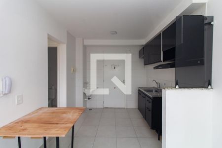 Sala/Cozinha de apartamento para alugar com 2 quartos, 33m² em Vila Carmosina, São Paulo