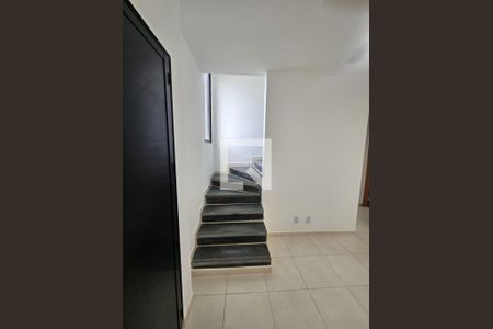 escada de casa de condomínio para alugar com 2 quartos, 65m² em Parque Residencial Candido Portinari, Ribeirão Preto