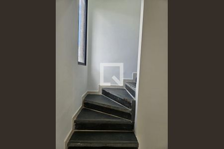 escada de casa de condomínio para alugar com 2 quartos, 65m² em Parque Residencial Candido Portinari, Ribeirão Preto