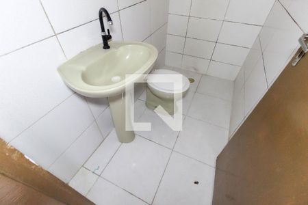 Banheiro de casa para alugar com 1 quarto, 45m² em Vila Carmosina, São Paulo