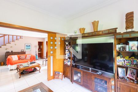 Sala de TV de casa de condomínio para alugar com 3 quartos, 415m² em Águas da Fazendinha, Carapicuíba