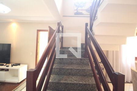 Escada de casa à venda com 3 quartos, 133m² em Jardim Palmares (zona Sul), São Paulo