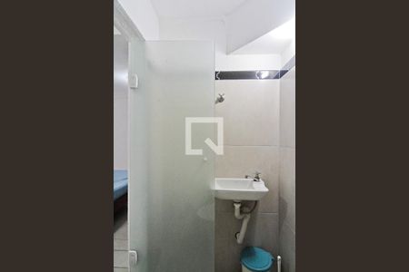 Banheiro de kitnet/studio para alugar com 1 quarto, 35m² em Vila Indiana, São Paulo