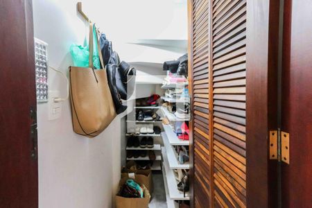 Armário - Escadas de casa para alugar com 4 quartos, 170m² em Jardim Ester Yolanda, São Paulo