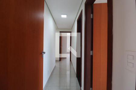 Corredor de apartamento para alugar com 3 quartos, 140m² em Nossa Senhora Aparecida, Uberlândia