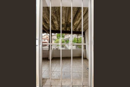 Sala  - Janela de casa para alugar com 2 quartos, 150m² em Vila Fanton, São Paulo