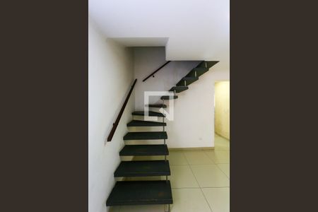 Escada de casa para alugar com 3 quartos, 138m² em Jardim Frei Galvao, Taboão da Serra