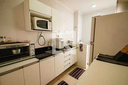 Cozinha de apartamento para alugar com 2 quartos, 65m² em Guilhermina, Praia Grande