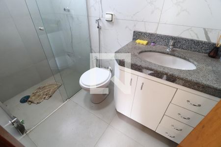 Banheiro do Quarto 1 de apartamento para alugar com 2 quartos, 59m² em Santa Mônica, Uberlândia