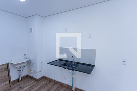 Sala, cozinha e área de serviço de apartamento para alugar com 2 quartos, 40m² em Vila Primavera, São Paulo