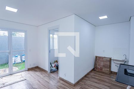 Sala, cozinha e área de serviço de apartamento para alugar com 2 quartos, 40m² em Vila Primavera, São Paulo