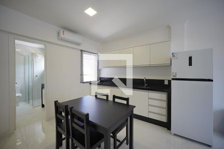 Sala - cozinha de apartamento para alugar com 1 quarto, 42m² em Centro, Florianópolis