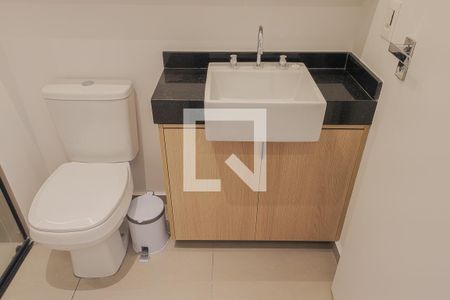 Banheiro de kitnet/studio para alugar com 1 quarto, 24m² em Pompeia, São Paulo