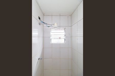 Banheiro de casa para alugar com 2 quartos, 45m² em Jardim Sonia Inga, São Paulo