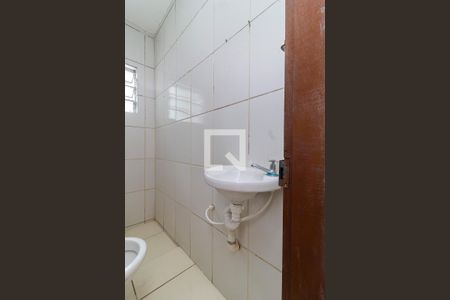 Banheiro de casa para alugar com 2 quartos, 45m² em Jardim Sonia Inga, São Paulo