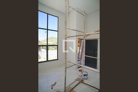 Sala de casa de condomínio para alugar com 3 quartos, 150m² em Inoa, Maricá