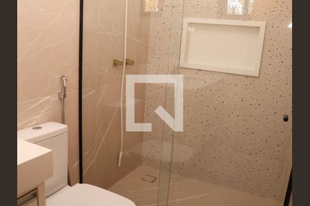 Banheiro da Suíte 1 de casa de condomínio para alugar com 3 quartos, 181m² em Alphaville Araguaia, Goiânia