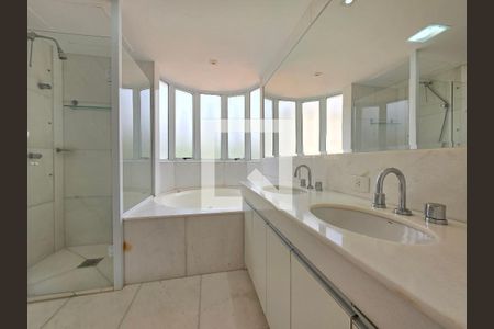 Banheiro da Suíte Master  de apartamento à venda com 4 quartos, 213m² em Belvedere, Belo Horizonte