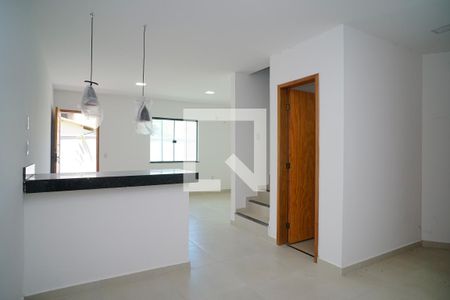 Cozinha de casa de condomínio para alugar com 2 quartos, 92m² em Itaipuaçu, Maricá