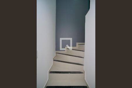 Escada de casa de condomínio para alugar com 2 quartos, 92m² em Itaipuaçu, Maricá