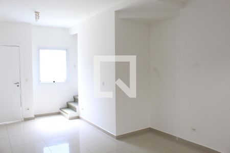 Sala de casa de condomínio para alugar com 2 quartos, 83m² em Paisagem Renoir, Cotia
