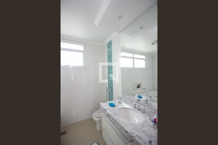 Banheiro da Suíte de casa de condomínio à venda com 5 quartos, 569m² em Estância do Hibisco, Contagem