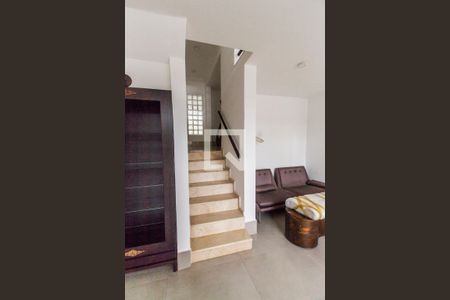 Escada de casa de condomínio para alugar com 4 quartos, 389m² em Alphaville, Santana de Parnaíba