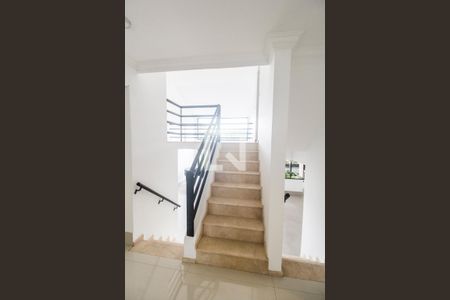 Escada de casa de condomínio para alugar com 4 quartos, 389m² em Alphaville, Santana de Parnaíba