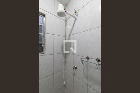 Banheiro de casa para alugar com 2 quartos, 60m² em Parque Guarani, São Paulo