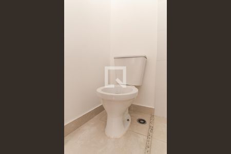 Banheiro de apartamento para alugar com 1 quarto, 28m² em Vila Mazzei, São Paulo