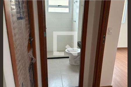 Banheiro de apartamento para alugar com 2 quartos, 40m² em Jardim Alvorada, Nova Iguaçu