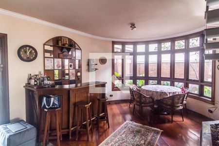 Sala  de casa de condomínio à venda com 4 quartos, 490m² em Residencial Cinco (alphaville), Santana de Parnaíba