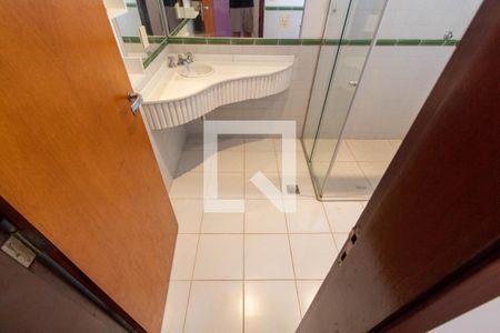 BANHEIRO DA SUITE 1 de casa de condomínio para alugar com 4 quartos, 370m² em Loteamento Alphaville Campinas, Campinas