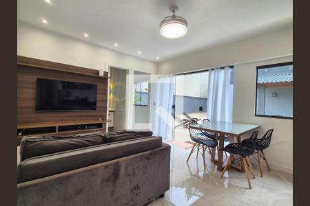 Sala  de casa de condomínio para alugar com 2 quartos, 300m² em Vargem Pequena, Rio de Janeiro