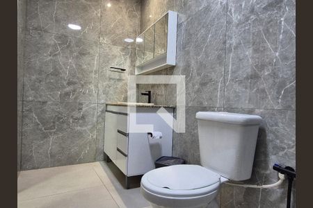 Banheiro suite  de casa de condomínio para alugar com 2 quartos, 300m² em Vargem Pequena, Rio de Janeiro