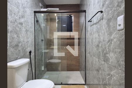 Banheiro suite  de casa de condomínio para alugar com 2 quartos, 300m² em Vargem Pequena, Rio de Janeiro