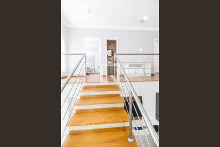 Escada de casa de condomínio para alugar com 4 quartos, 320m² em Residencial Onze (alphaville), Santana de Parnaíba