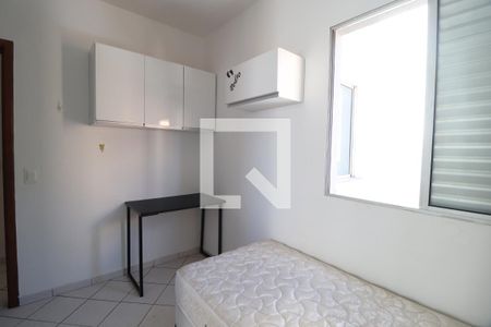 Quarto 1 de apartamento para alugar com 2 quartos, 50m² em Santa Mônica, Uberlândia