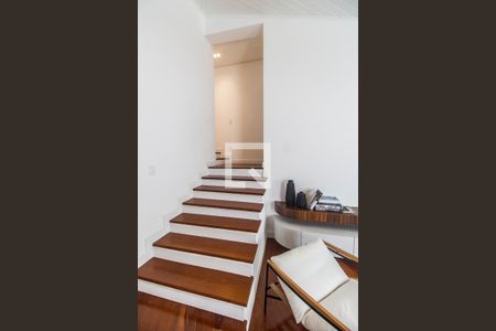 Escada de casa de condomínio à venda com 3 quartos, 440m² em Alphaville, Santana de Parnaíba