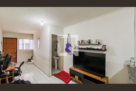 Sala de casa de condomínio à venda com 2 quartos, 75m² em Vila Araguaia, São Paulo