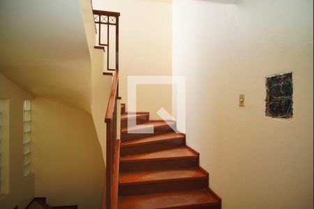 Escada - Acesso Quartos de casa à venda com 3 quartos, 450m² em Passo D’areia, Porto Alegre