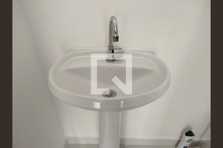 Banheiro de apartamento para alugar com 1 quarto, 27m² em Guaiauna, São Paulo