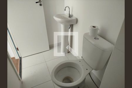 Banheiro de apartamento para alugar com 1 quarto, 27m² em Guaiauna, São Paulo