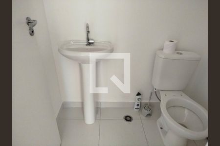 Banheiro de apartamento para alugar com 1 quarto, 27m² em Guaiauna, São Paulo